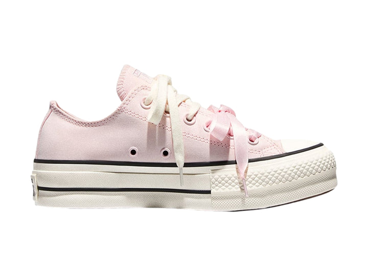 Tenis Converse de plataforma color rosa con suela blanca y franjas negras laterales.