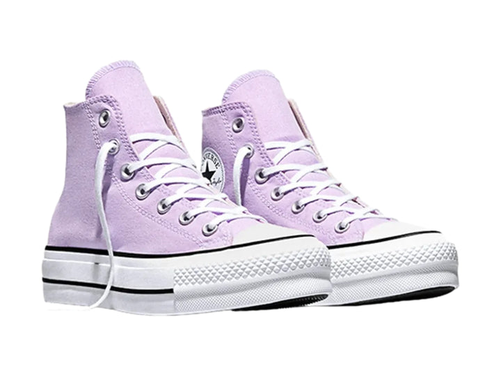 Tenis Converse de bota alta color lila con suela de plataforma blanca.