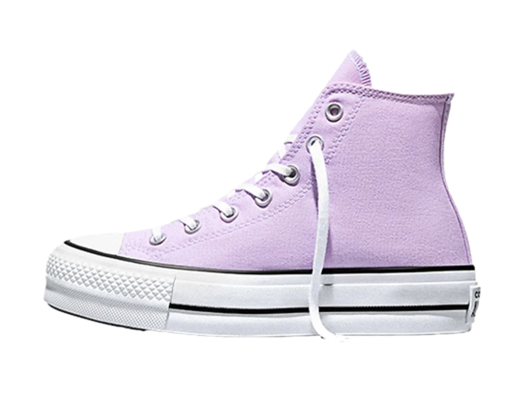 Tenis Converse de bota alta color lila con suela de plataforma blanca.