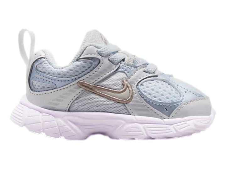 Tenis Nike para bebé en color azul claro y gris con detalles de malla y suela blanca.