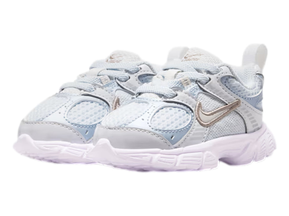 Tenis Nike para bebé en color azul claro y gris con detalles de malla y suela blanca.