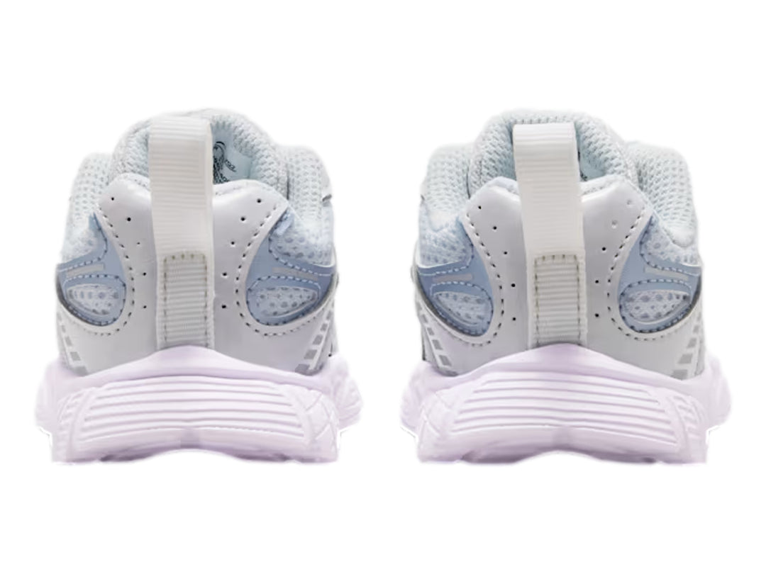 Tenis Nike para bebé en color azul claro y gris con detalles de malla y suela blanca.