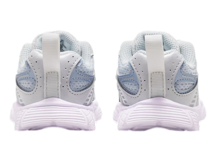 Tenis Nike para bebé en color azul claro y gris con detalles de malla y suela blanca.