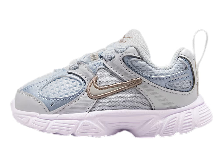 Tenis Nike para bebé en color azul claro y gris con detalles de malla y suela blanca.