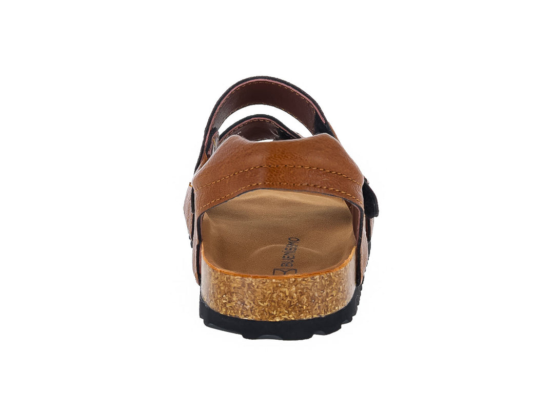Sandalias color camel para niño con tiras de velcro y suela negra.