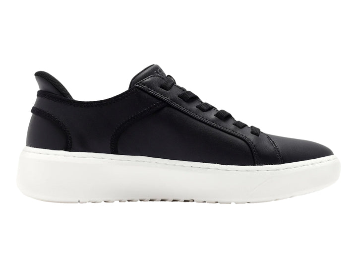 Tenis Skechers color negro con suela blanca gruesa y cordones negros.