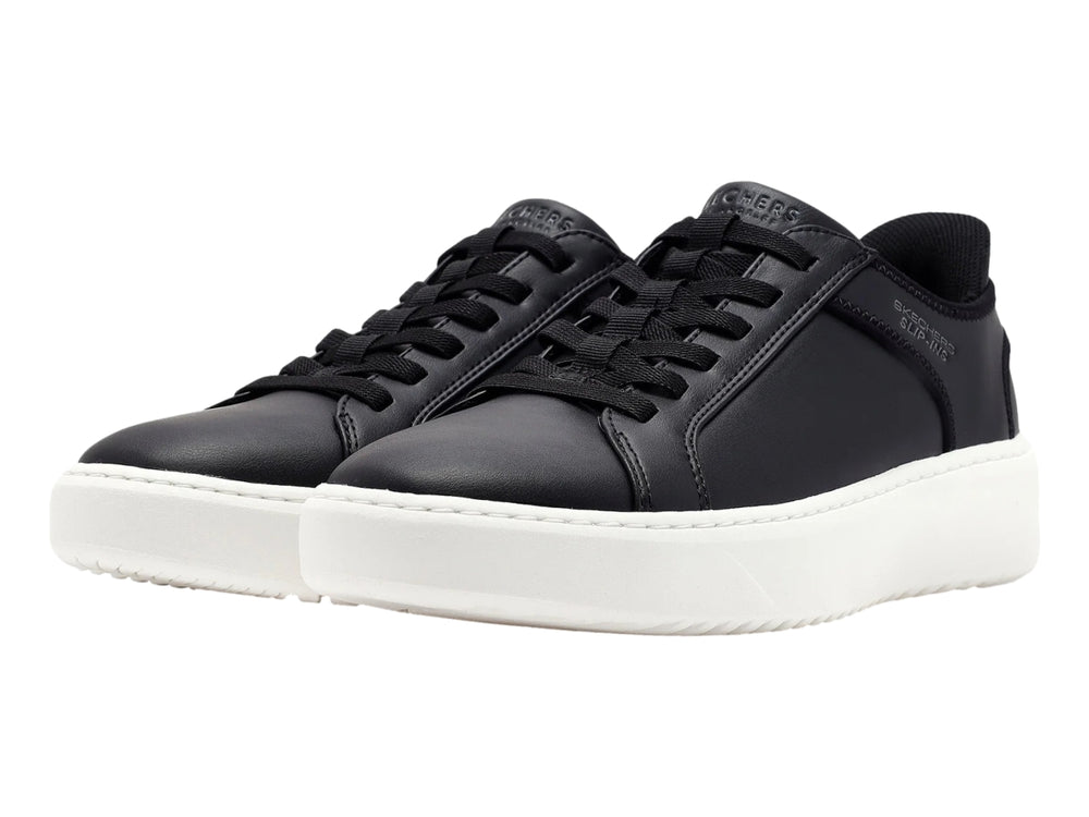 Tenis Skechers color negro con suela blanca gruesa y cordones negros.