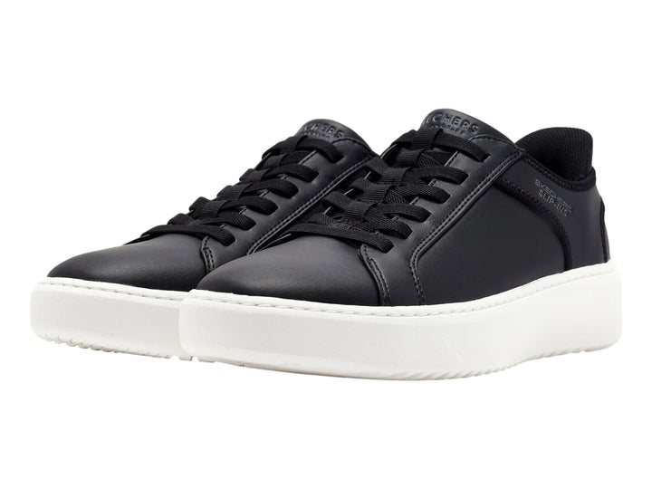 Tenis Skechers color negro con suela blanca gruesa y cordones negros.