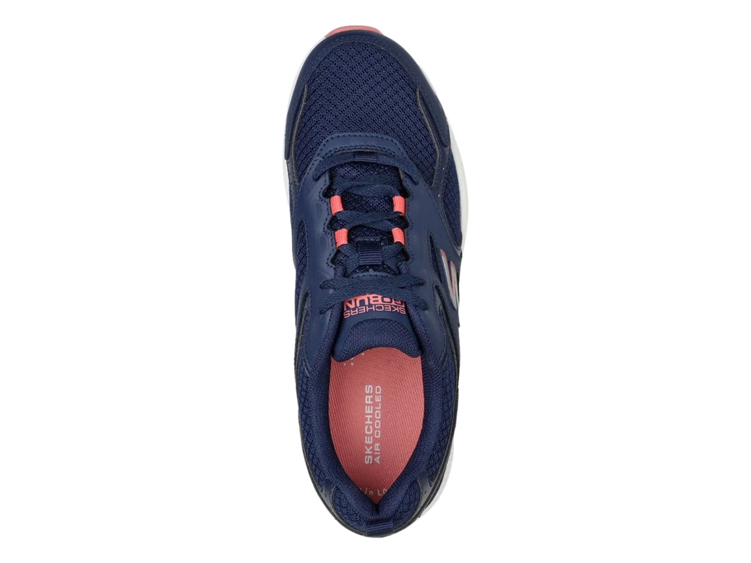 Tenis deportivos Skechers color azul marino con suela blanca y detalles en rosa.