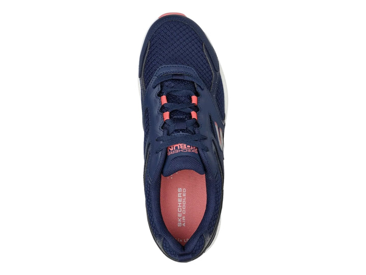 Tenis deportivos Skechers color azul marino con suela blanca y detalles en rosa.