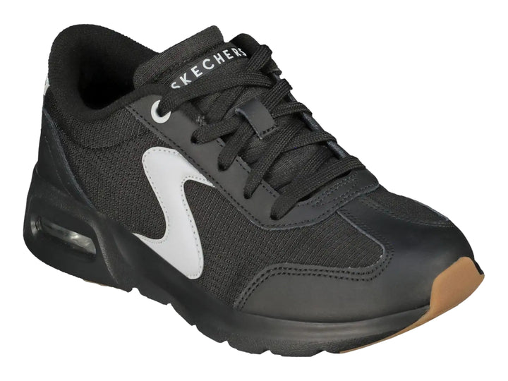 Tenis deportivos Skechers para mujer en color negro con detalles blancos y suela café.