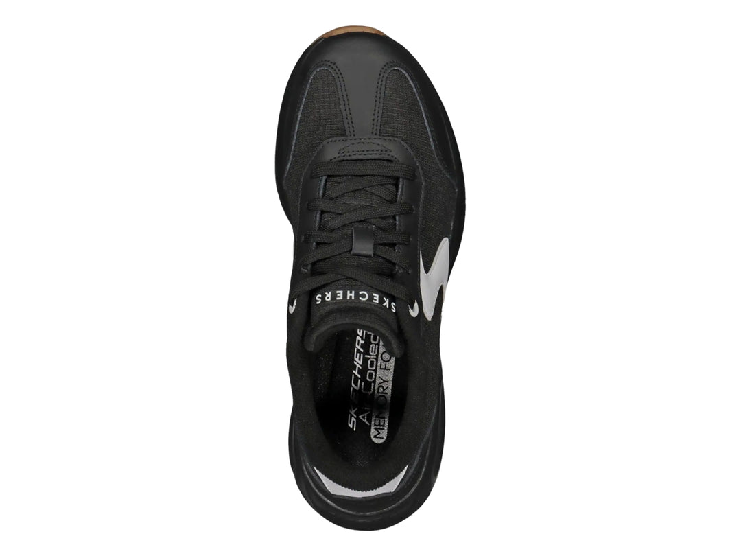 Tenis deportivos Skechers para mujer en color negro con detalles blancos y suela café.