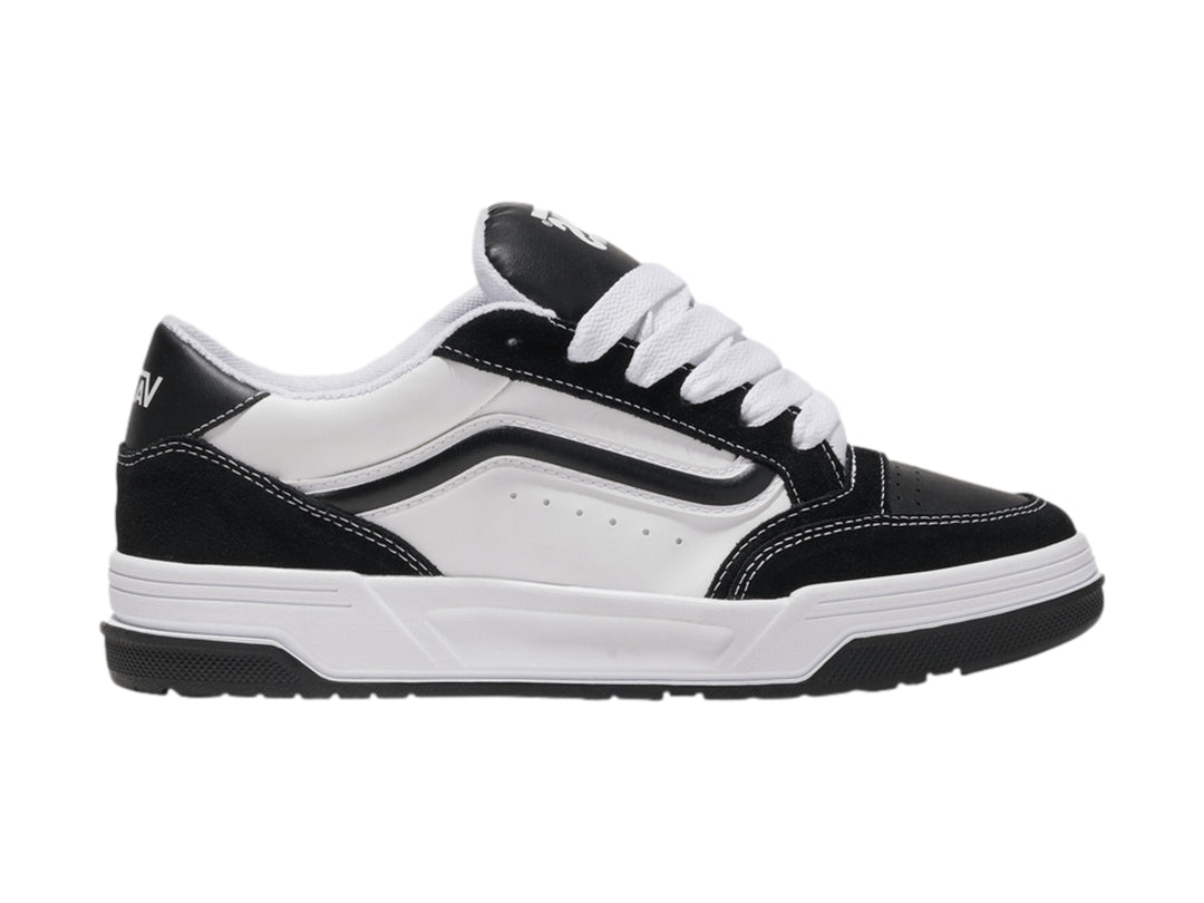 Tenis Vans Hylane en colores blanco y negro con cordones blancos y suela blanca.