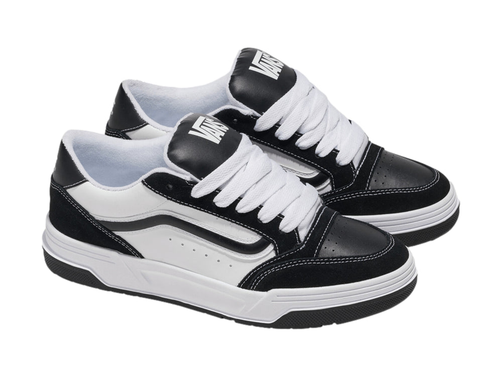 Tenis Vans Hylane en colores blanco y negro con cordones blancos y suela blanca.