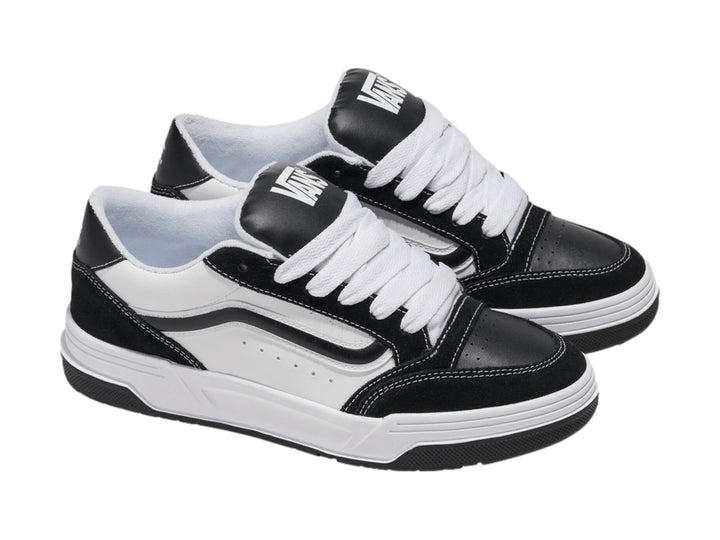 Tenis Vans Hylane en colores blanco y negro con cordones blancos y suela blanca.