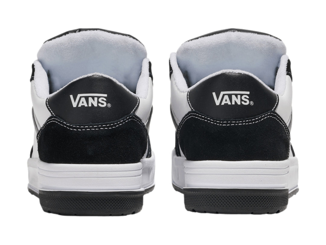 Tenis Vans Hylane en colores blanco y negro con cordones blancos y suela blanca.