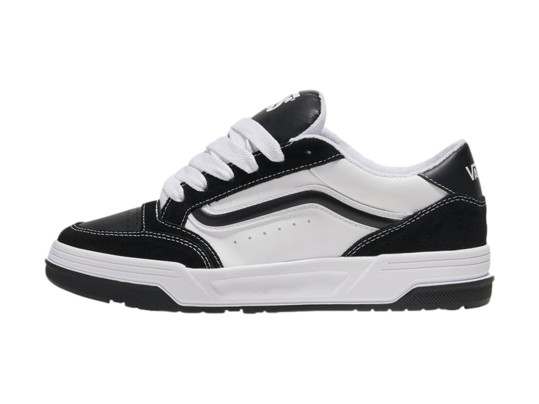 Tenis Vans Hylane en colores blanco y negro con cordones blancos y suela blanca.