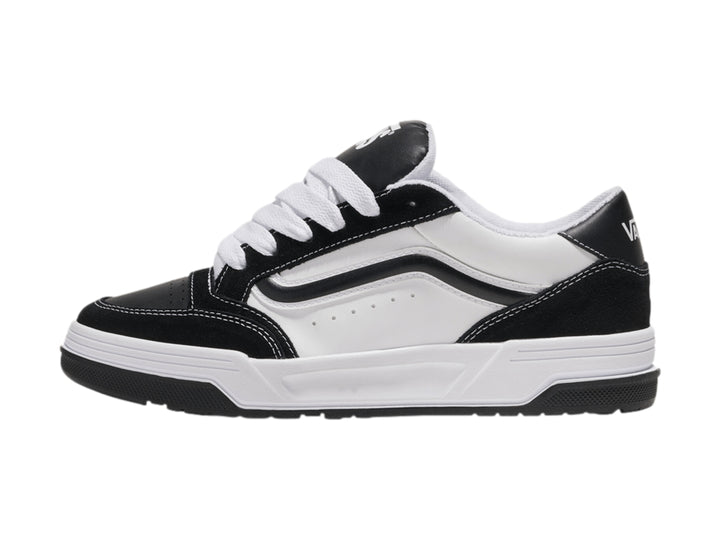 Tenis Vans Hylane en colores blanco y negro con cordones blancos y suela blanca.