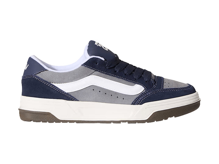 Tenis Vans Hylane en colores gris y azul marino con franja blanca y suela de goma marrón.