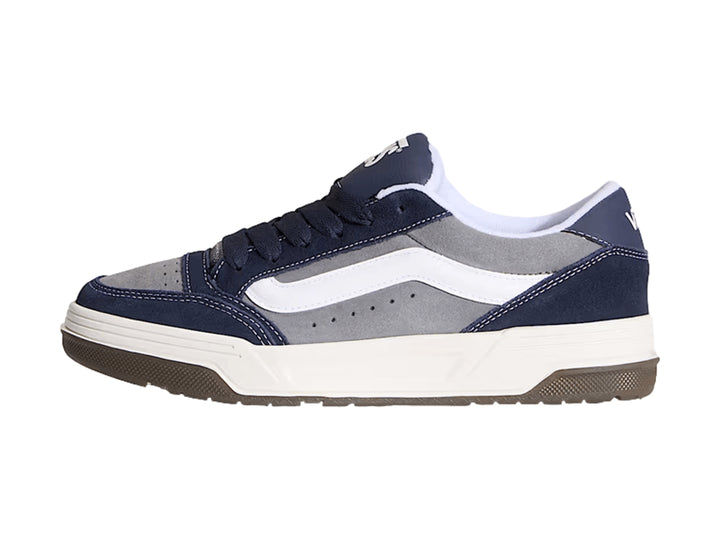 Tenis Vans Hylane en colores gris y azul marino con franja blanca y suela de goma marrón.