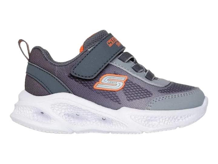Tenis deportivos Skechers para niño en color gris con suela blanca y detalles en naranja.