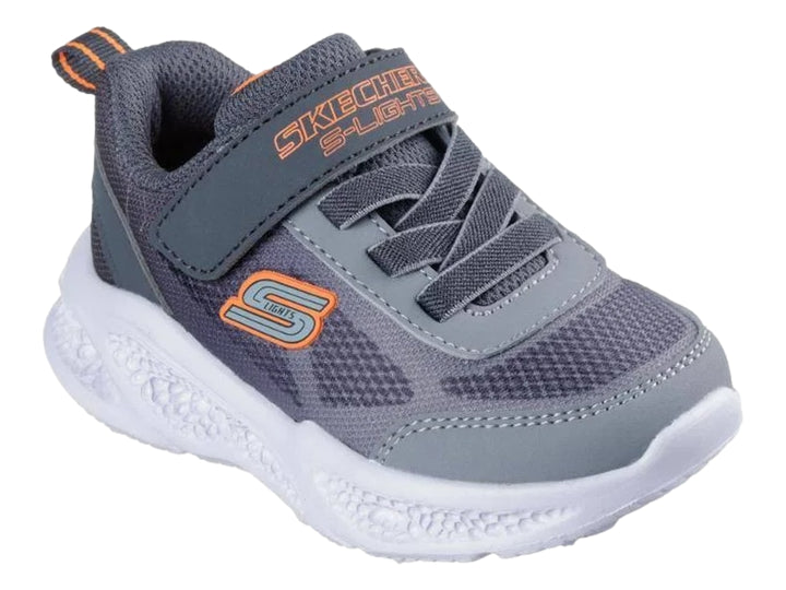 Tenis deportivos Skechers para niño en color gris con suela blanca y detalles en naranja.
