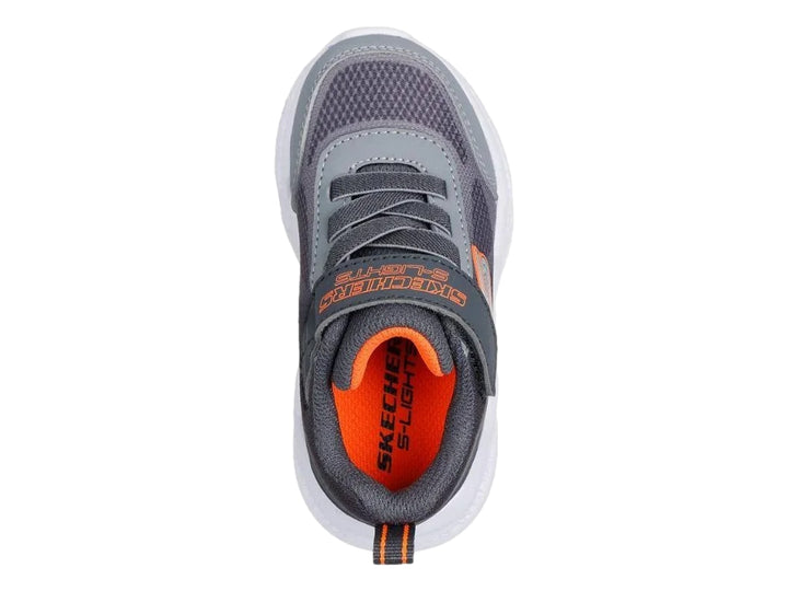 Tenis deportivos Skechers para niño en color gris con suela blanca y detalles en naranja.