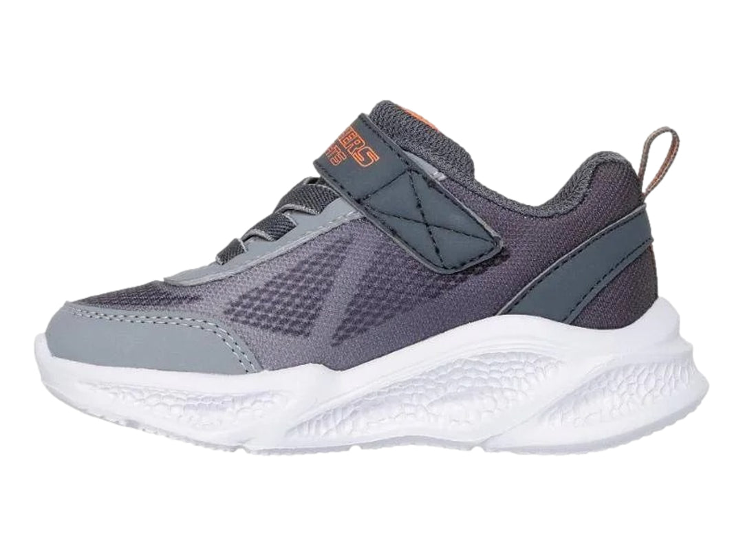 Tenis deportivos Skechers para niño en color gris con suela blanca y detalles en naranja.
