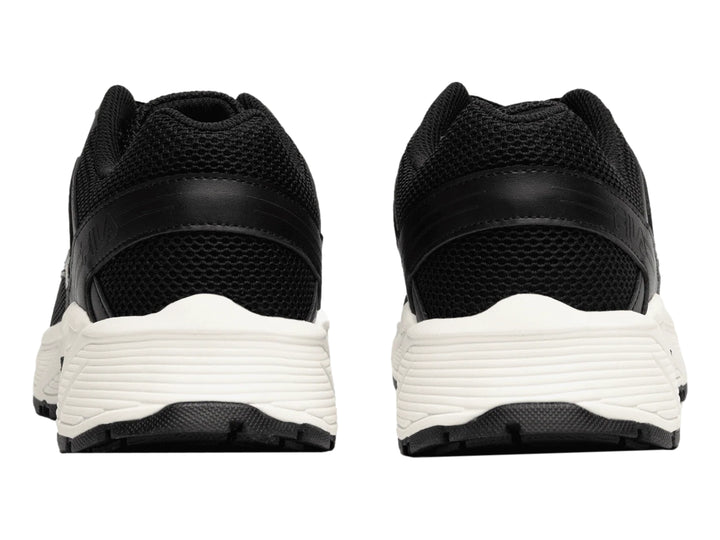 Tenis deportivos FILA color negro con suela blanca y detalles de malla.