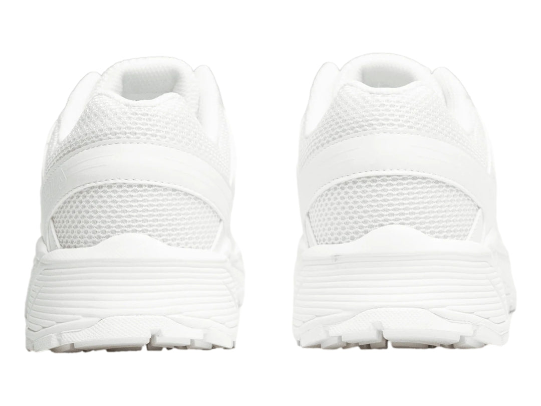 Tenis deportivos FILA color blanco con detalles de malla y suela robusta.