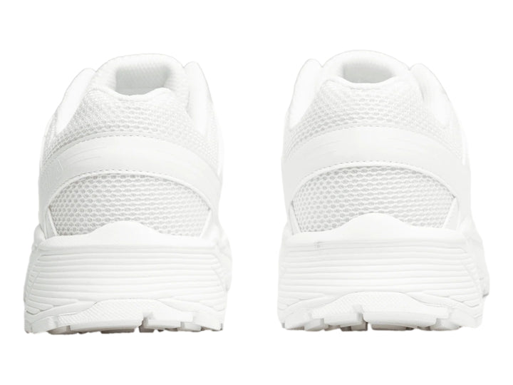 Tenis deportivos FILA color blanco con detalles de malla y suela robusta.