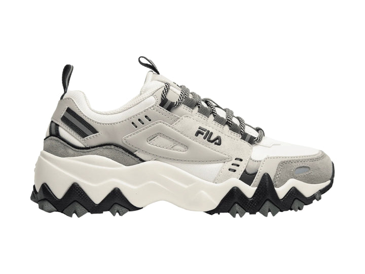 Tenis FILA Oakmont TR V2 blancos para mujer con detalles en gris y suela gruesa negra