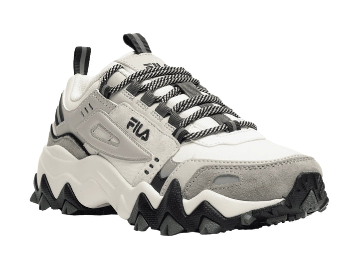 Tenis FILA Oakmont TR V2 blancos para mujer con detalles en gris y suela gruesa negra