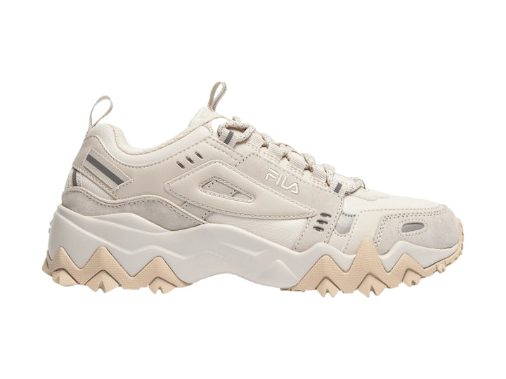 Tenis FILA Oakmont TR V2 color crema para mujer con suela dentada y diseño chunky.