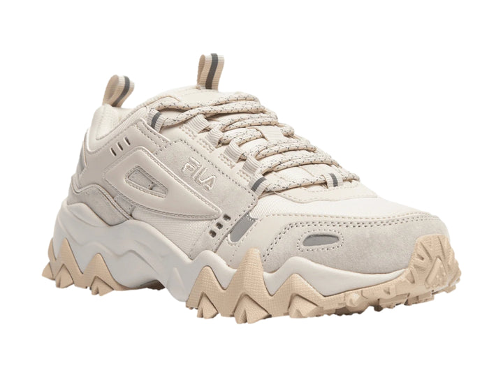 Tenis FILA Oakmont TR V2 color crema para mujer con suela dentada y diseño chunky.