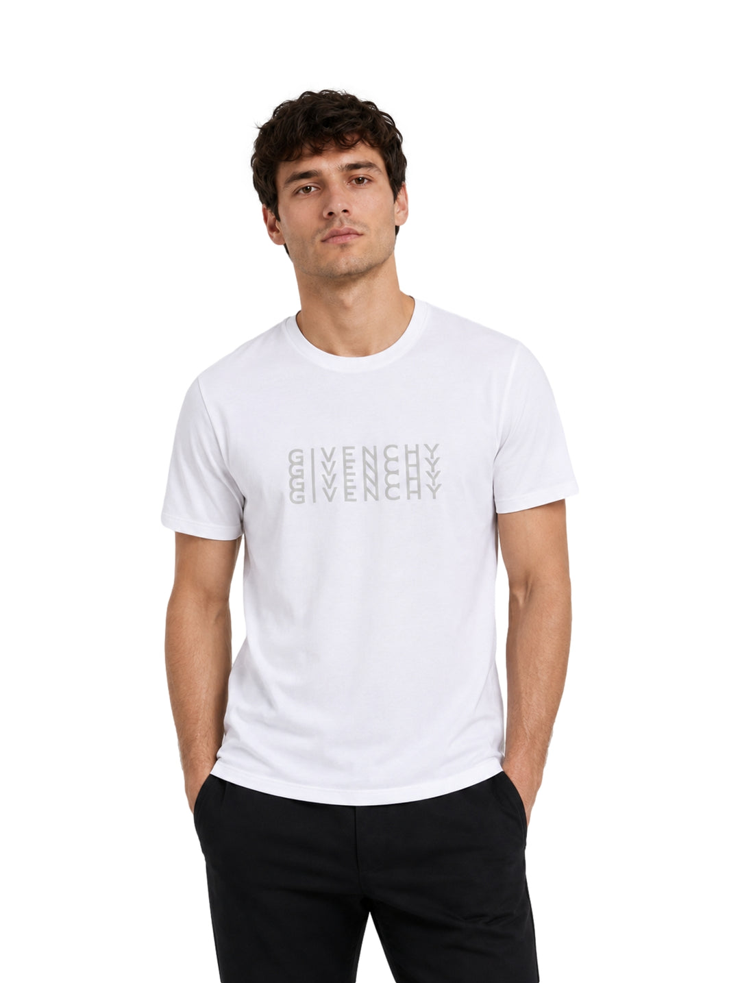 Hombre vistiendo playera blanca de manga corta con logotipo Givenchy en el pecho.