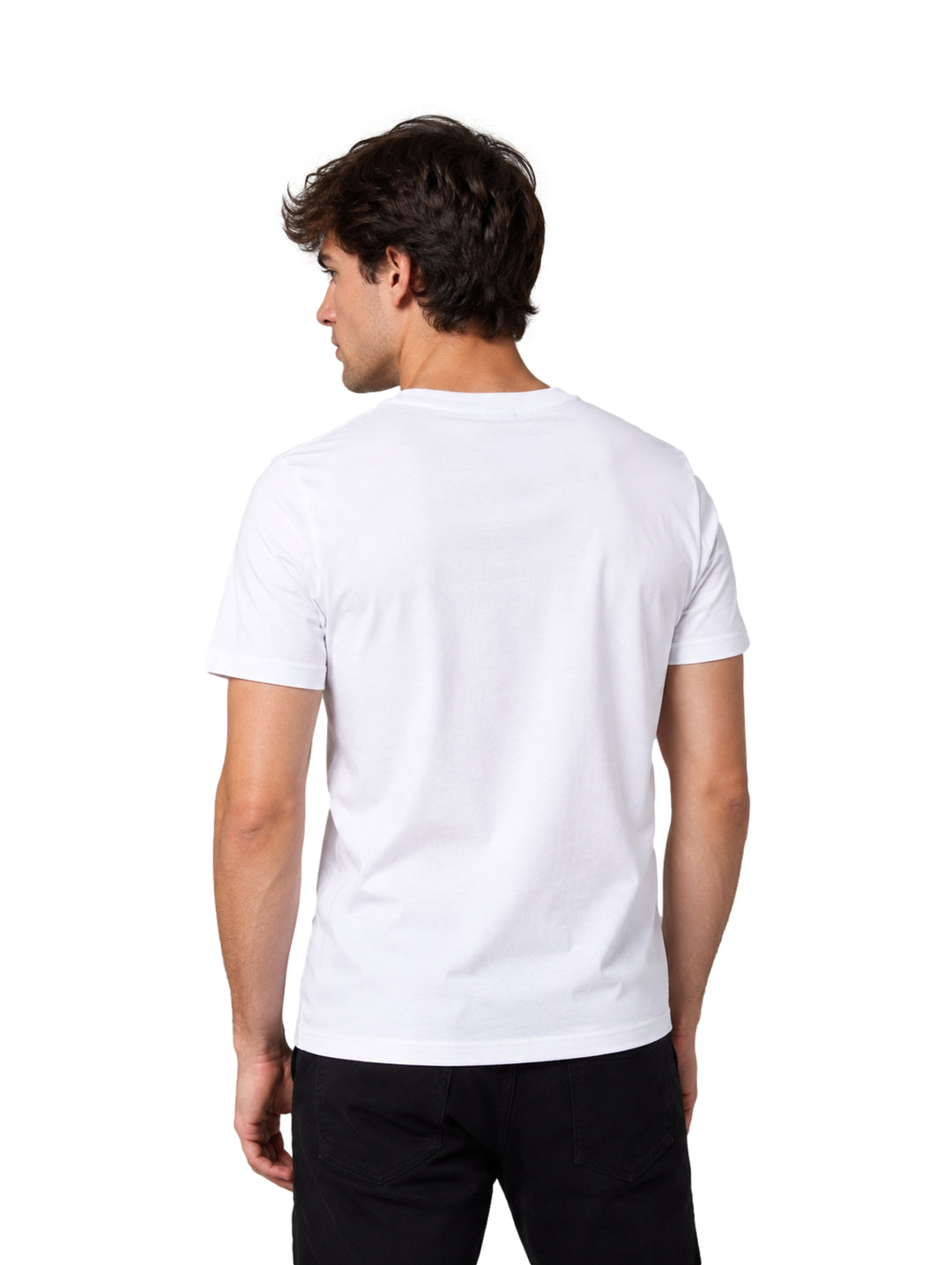 Hombre vistiendo playera blanca de manga corta con logotipo Givenchy en el pecho.