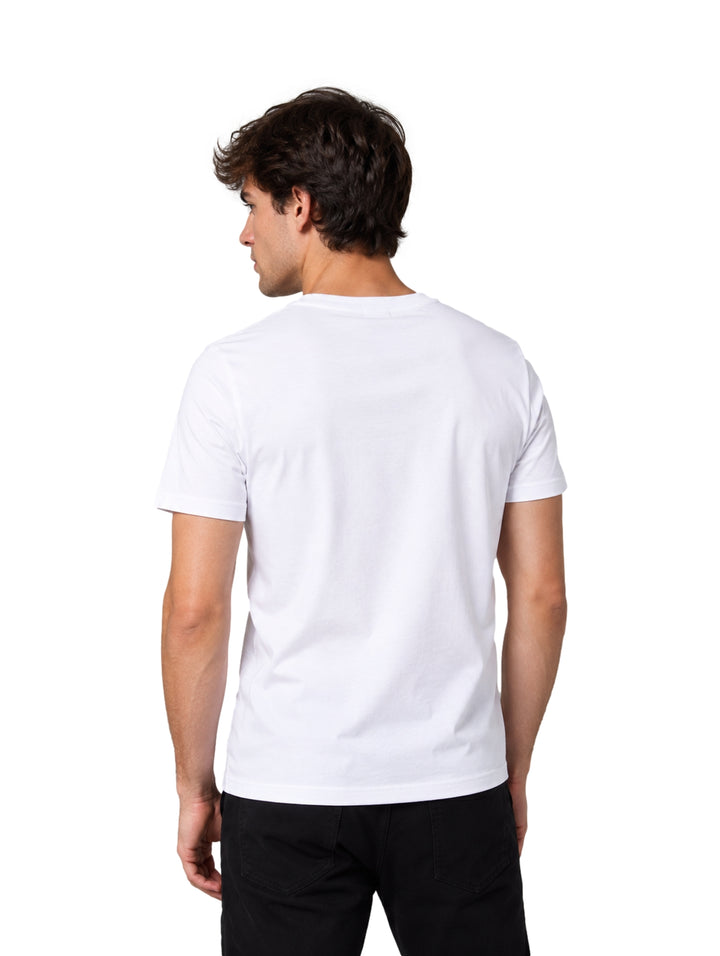 Hombre vistiendo playera blanca de manga corta con logotipo Givenchy en el pecho.