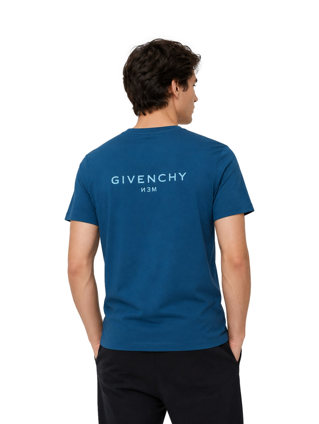 Vista posterior de un hombre usando una playera azul Givenchy de manga corta y pantalones negros.