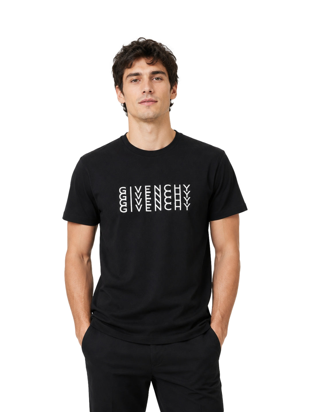 Hombre vistiendo playera Givenchy color negro de manga corta con logotipo blanco en el pecho.