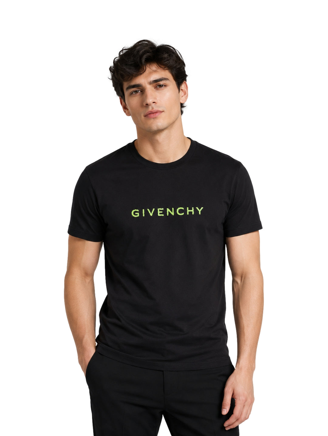 Hombre vistiendo playera Givenchy color negro de manga corta con logotipo frontal en color verde lima.