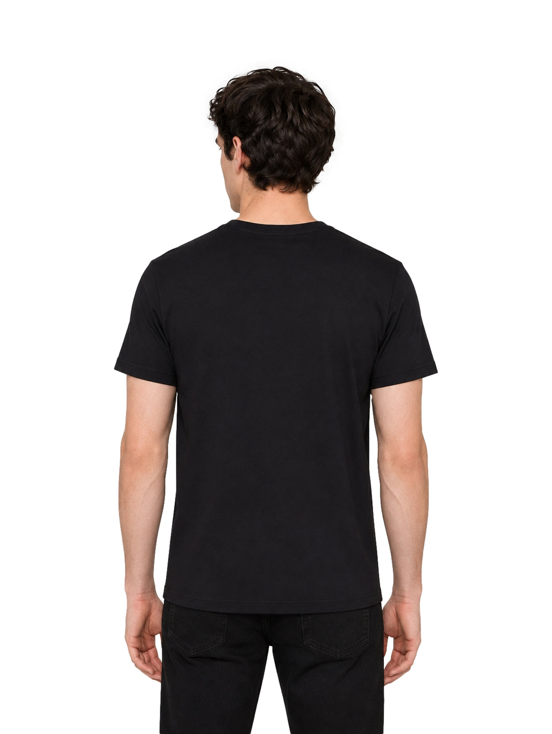 Hombre vistiendo playera Givenchy color negro de manga corta con logotipo frontal en color verde lima.