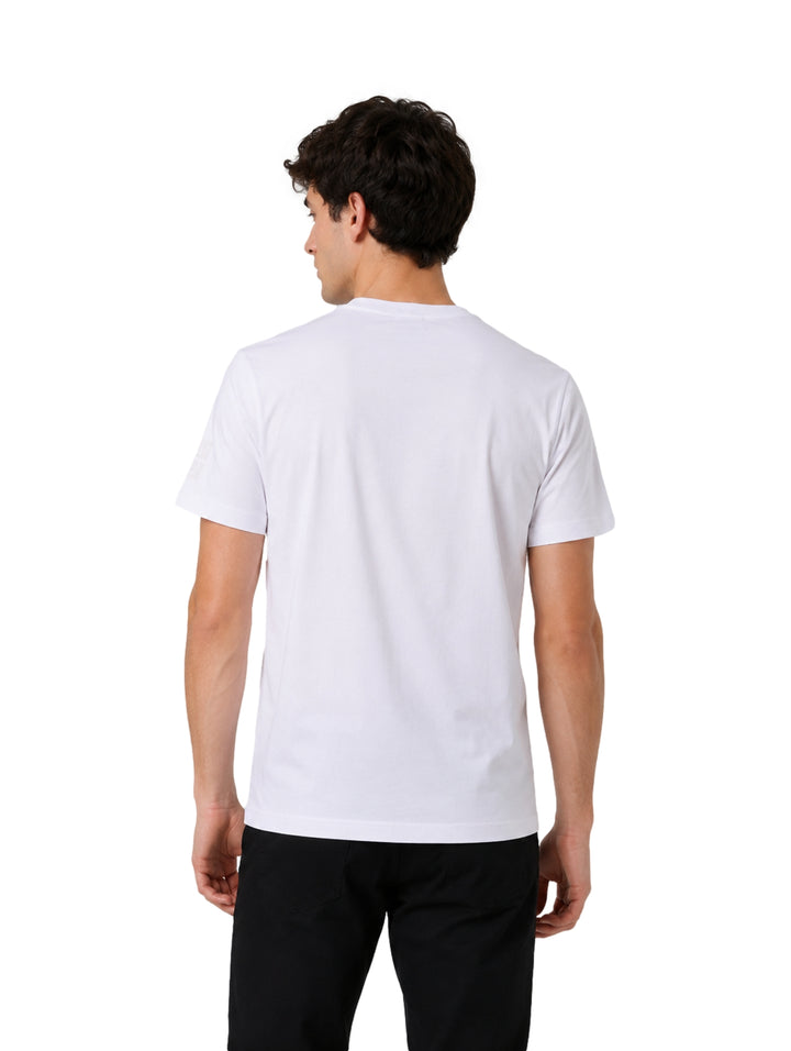 Hombre vistiendo una playera Givenchy de color blanco con manga corta y cuello redondo.