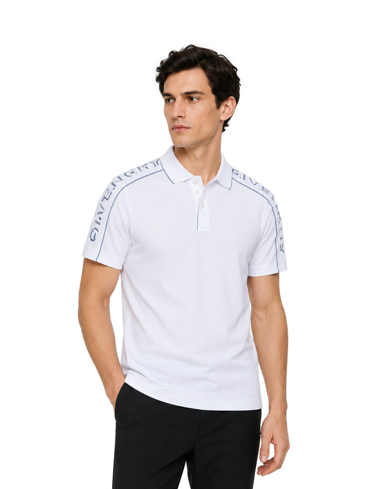 Hombre vistiendo playera polo Givenchy color blanco con detalles azules en el cuello y hombros.