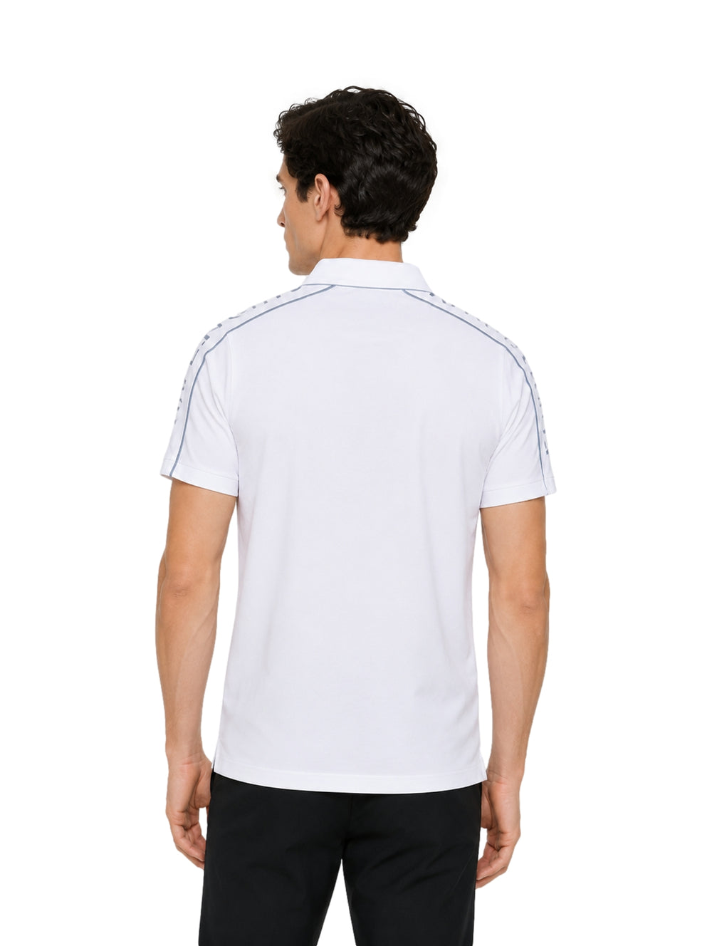 Hombre vistiendo playera polo Givenchy color blanco con detalles azules en el cuello y hombros.