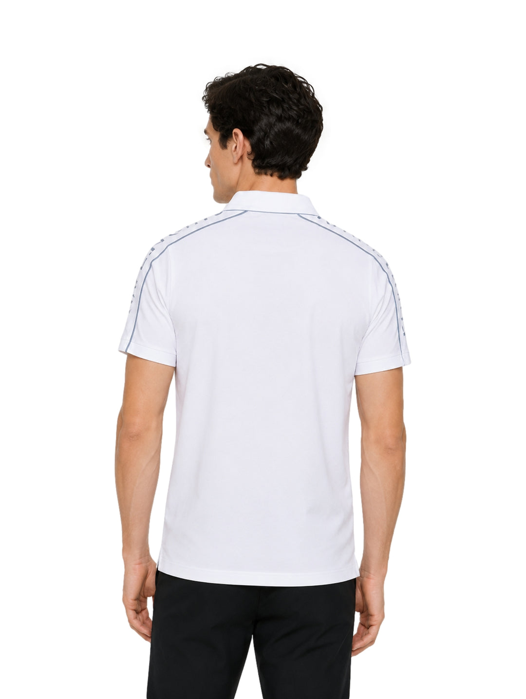 Hombre vistiendo playera polo Givenchy color blanco con detalles azules en el cuello y hombros.
