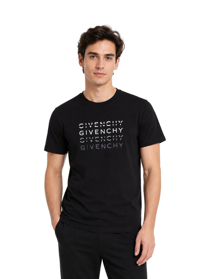Hombre vistiendo playera negra de manga corta con logotipo de Givenchy en el pecho.