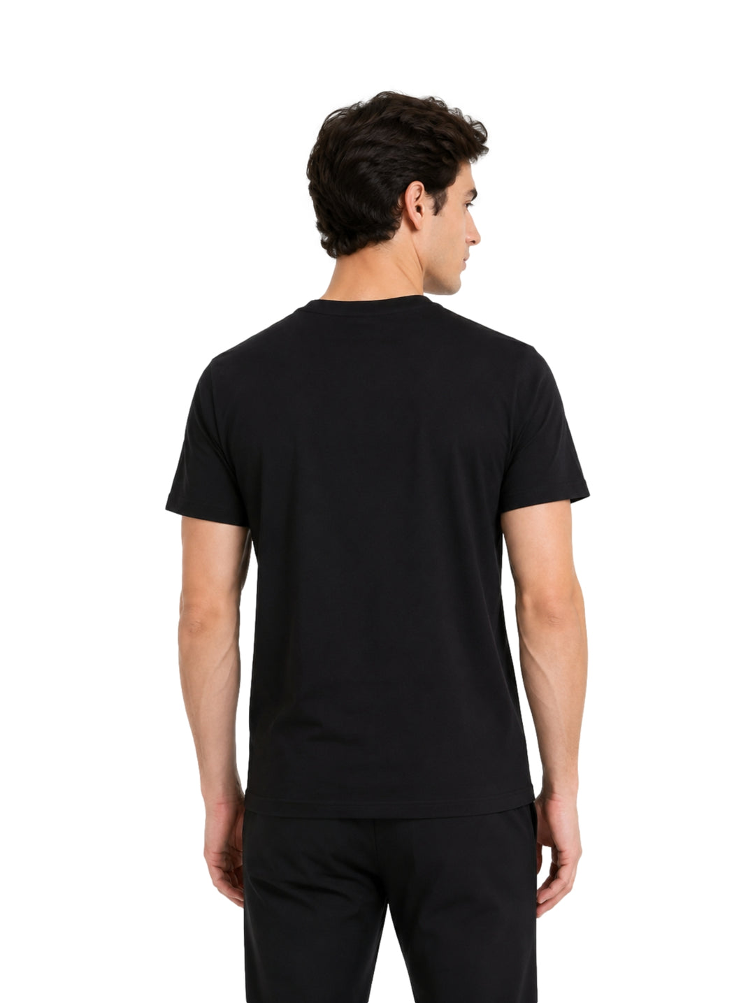 Hombre vistiendo playera negra de manga corta con logotipo de Givenchy en el pecho.