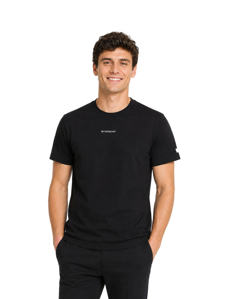 Hombre vistiendo playera Givenchy color negro de manga corta y cuello redondo.