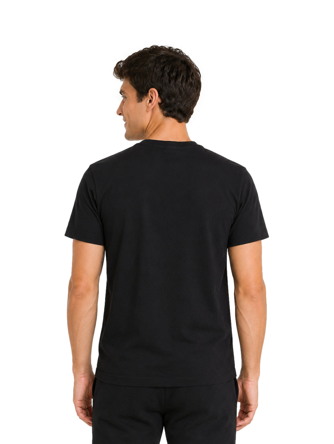 Hombre vistiendo playera Givenchy color negro de manga corta y cuello redondo.